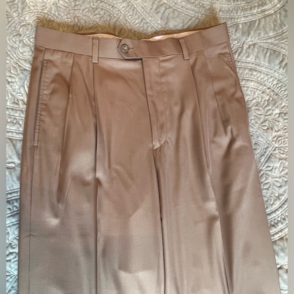 Men’s Roundtree & Yorke Easy Care Dress Pants Size 34x30 Tan Pleated, Cuffed Hem - Picture 4 of 7